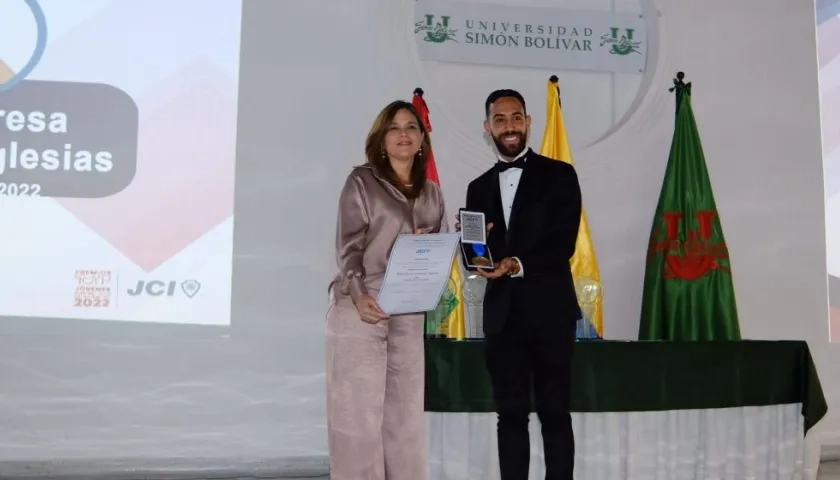 María Teresa Fernández recibió la distinción de manos de director del programa TOYP Atlántico 2022, Nayib Narváez. 