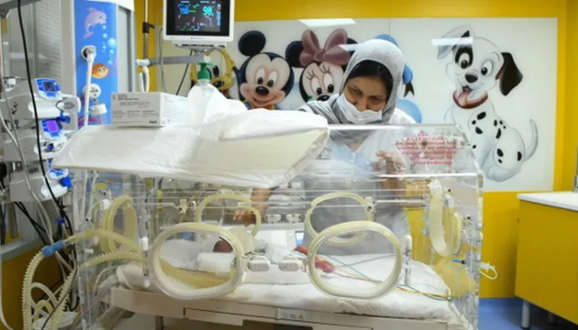 Bebé atendido por una enfermera.  