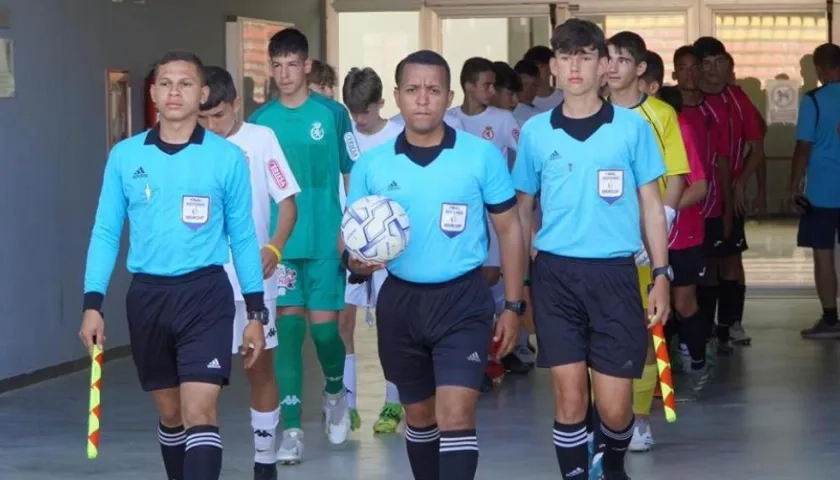 Juan Pablo López, Jorge Acosta y Jesús Guerra, árbitros barranquilleros en Europa. 