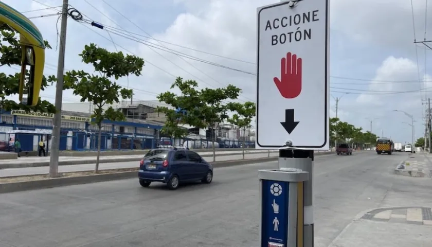 El nuevo semáforo peatonal en la calle 30 con carrera 21B.