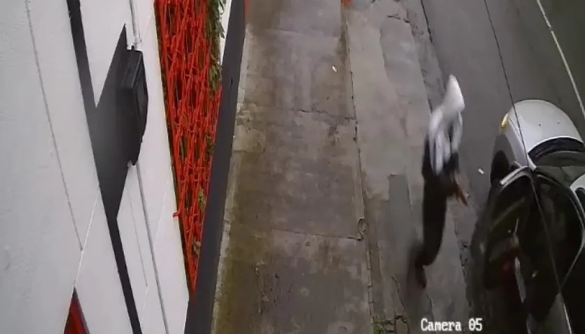 Momentos en que los asesinos ingresan al vehículo del médico chocoano Magnolio Palacios Mosquera.