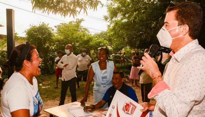 El alcalde Rodolfo Ucrós entregando los títulos de propiedad. 