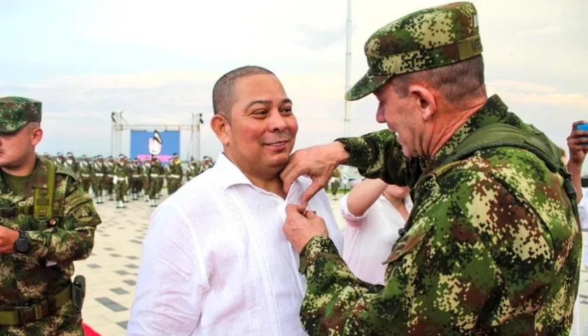 El presidente del Concejo, Juan Carlos Ospino, recibiendo la condecoración.