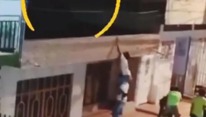 Los vecinos intentan subir a kos techos para sorprender a la extraña sombra.