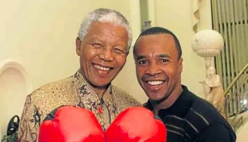 Nelson Mandela y el ex campeón de boxeo "Sugar" Ray Leonard.