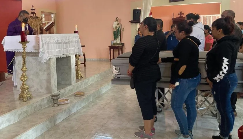 Familiares y amigos asisten a la misa de cuerpo presente de la migrante mexicana María Guadalupe Montero, hoy, en el municipio Valle de Santiago, Guanajuato (México).