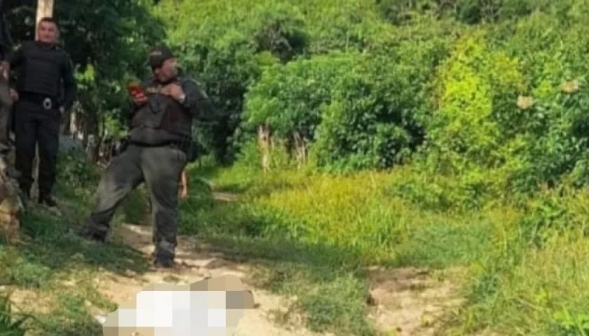 Hombre muerto en una trocha de Puerto Colombia.