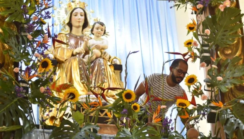 Alberto Galindo es uno de los encargados de la decoración en honor de la Virgen del Carmen.