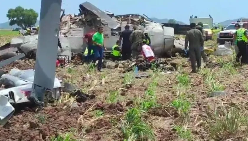 Personal de la Marina auxilia a los ocupantes de helicóptero tras accidentarse.