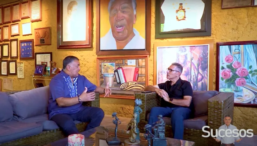 El periodista Jorge Cura con Ivo Díaz, hijo de Leandro Diaz.