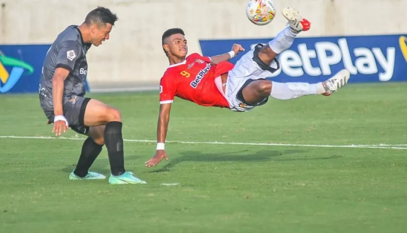 Ricardo Caraballo anotó con esta sensacional jugada. 