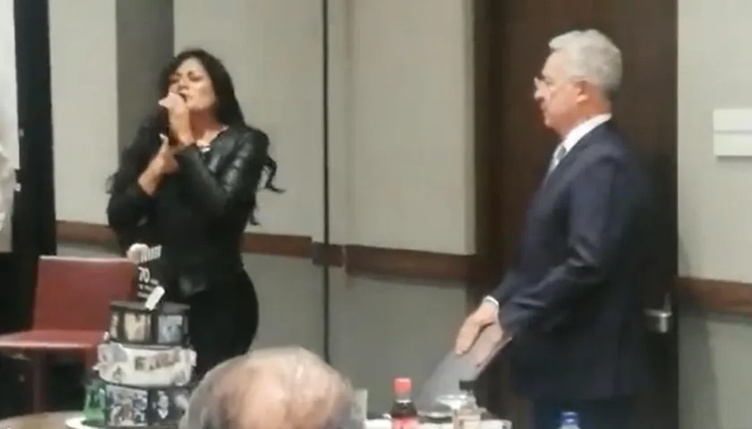 Marbelle le canta a Álvaro Uribe Vélez