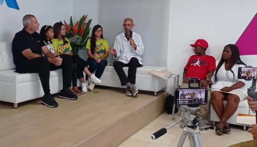 Lanzamiento de la carrera, a favor de Oriana Gómez y Daniel Pérez. 