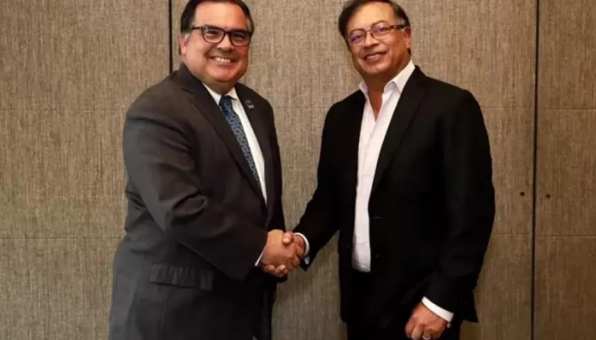 Embajador norteamericano (e) Francisco 'Paco' Palmieri y Gustavo Petro.