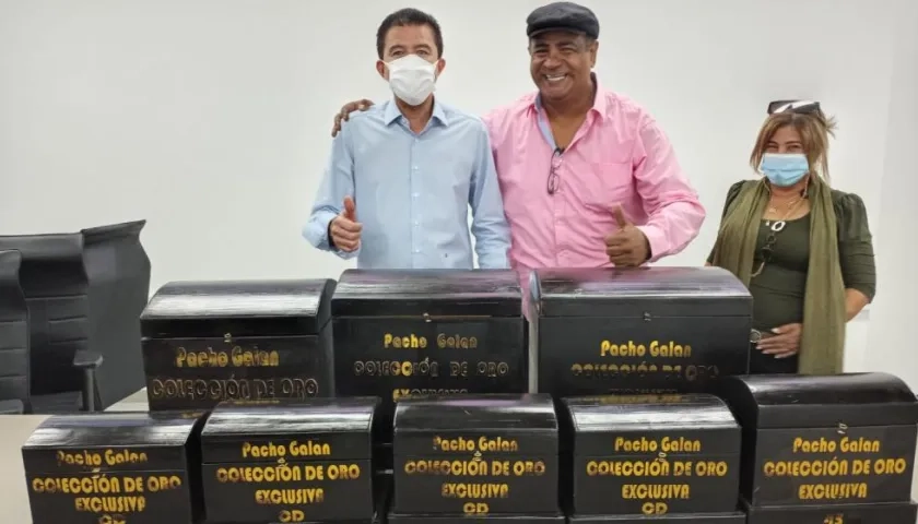 Moisés Imitola, de gorra, y a su derecha el alcalde de Soledad, Rodolfo Ucrós.