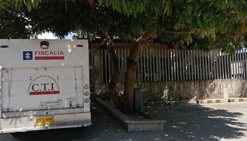 El cuerpo de Mauricio Acosta Martínez fue llevado a Medicina Legal. 