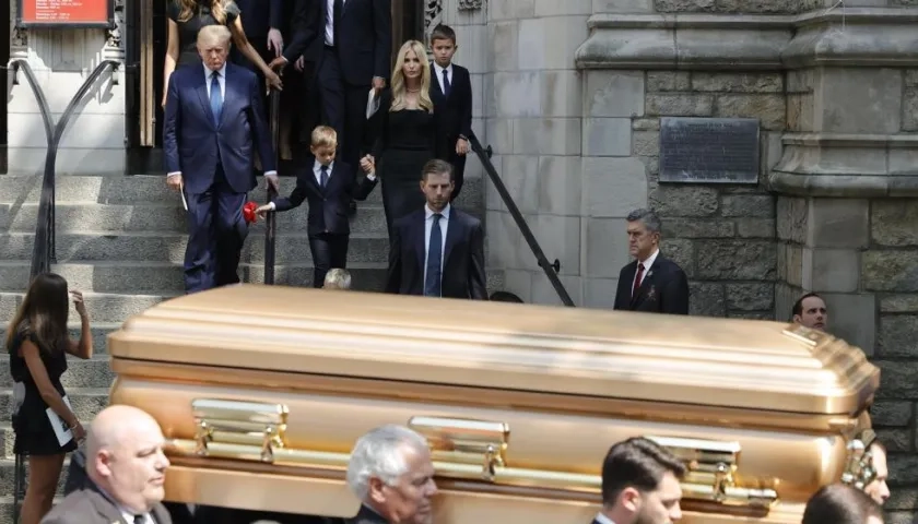 El féretro en primer plano. Al fondo la familia Trump en pleno.