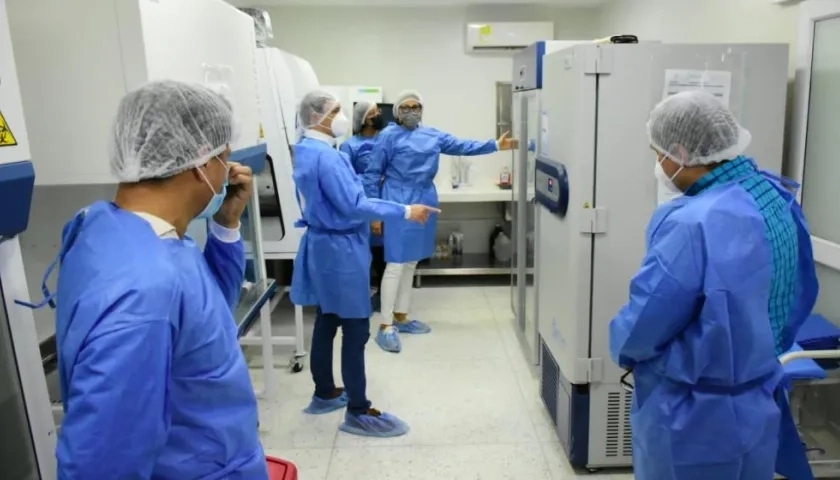 Imagen de la entrega de los equipos.