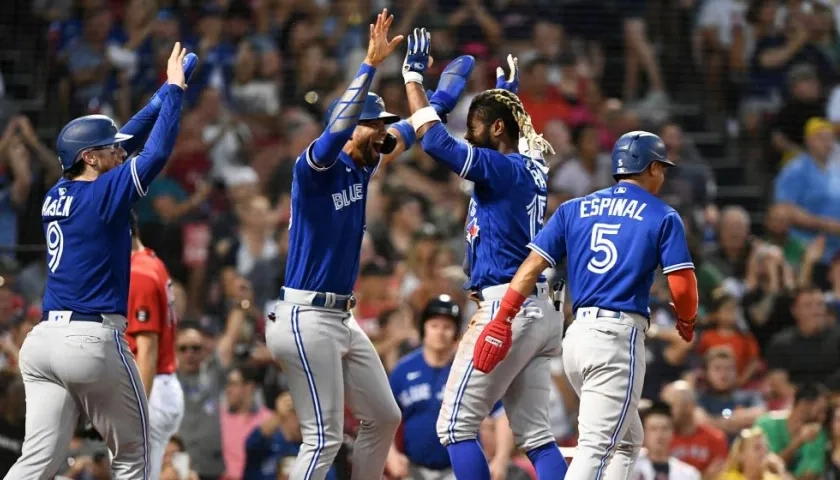Los peloteros de Toronto festejan una de las carreras. 
