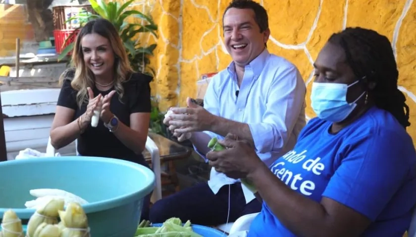 El Secretario de Desarrollo Económico, Miguel Vergara, compartiendo con una de las emprendedoras.