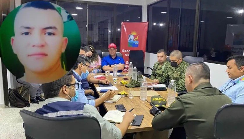 El consejo de seguridad liderado por el gobernador Héctor Espinosa. En el recuadro, el policía Diego Felipe Ruiz Rincón.