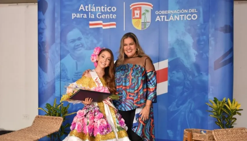 Valentina Gutiérrez Rodríguez junto a la Secretaria de Cultura.