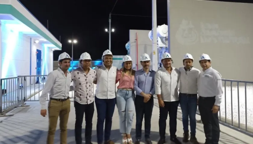 El Gerente General de Air-e, John Jairo Toro, entre otros, en la subestación Norte.