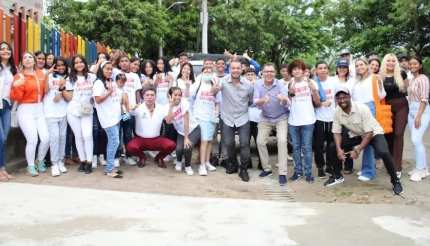 El Alcalde José Fernando Vargas con un grupo de beneficiarios del programa.