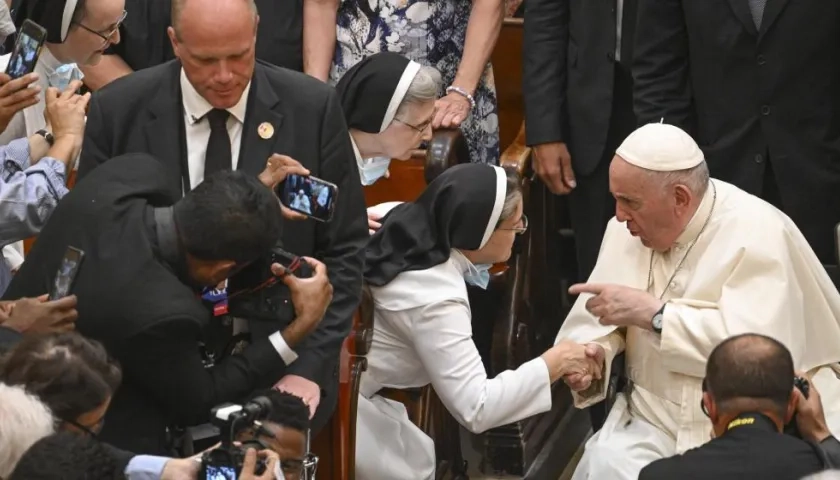 El papa Francisco habla con religiosas en la Catedral de Quebec.