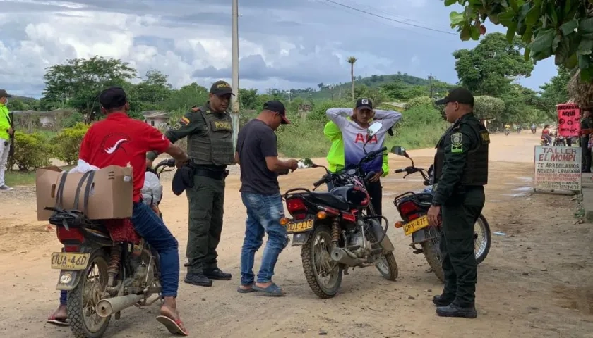 Operativos de registro de la Policía en Tierralta. Allí un policía resultó herido en ataque armado el viernes,