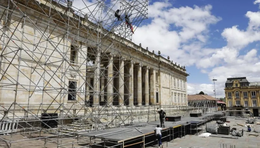 Varios hombres trabajan en el montaje de la logística para la posesión de Gustavo Petro.