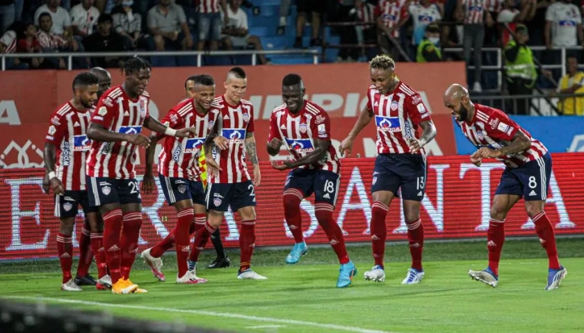 Jugadores de Junior celebran un gol. 