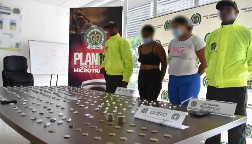 Alias 'Chola' y 'Niña' con las dosis de bazuco incautadas.