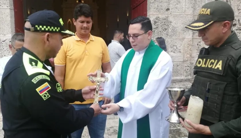 El Brigadier General Nicolás Zapata entrega al párroco William Alberto Narváez los elementos hurtados.