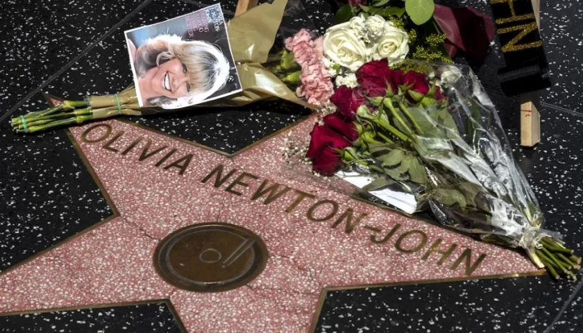 Flores a Olivia Newton-John en el lugar que ocupa en el Paseo de la Fama de Hollywood.