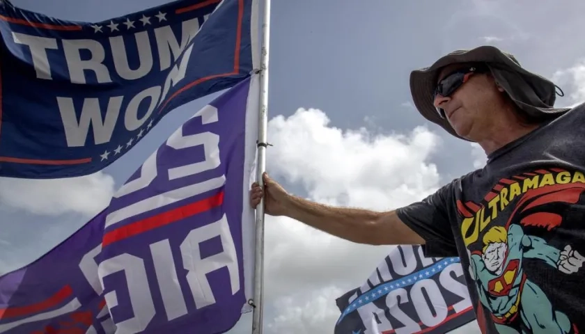 Seguidores de Donald Trump se concentraron frente a su residencia de Florida en señal de apoyo.