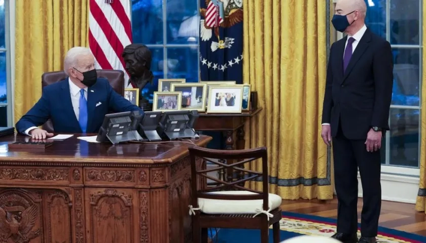 El Presidente de Estados Unidos, Joe Biden, y el Secretario de Seguridad Nacional, Alejandro Mayorkas, en una fotografía de archivo.