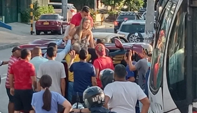 La persona herida cuando era auxiliada en el sitio del accidente.
