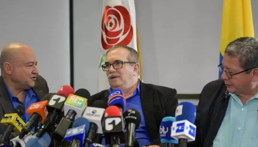 Julián Gallo, Rodrigo Londoño y Pablo Catatumbo, senadores partido Comunes