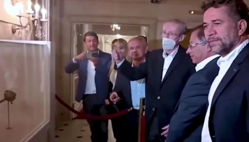 Gustavo Petro y Antonio Navarro Wolf contemplan la Espada de Bolívar. 