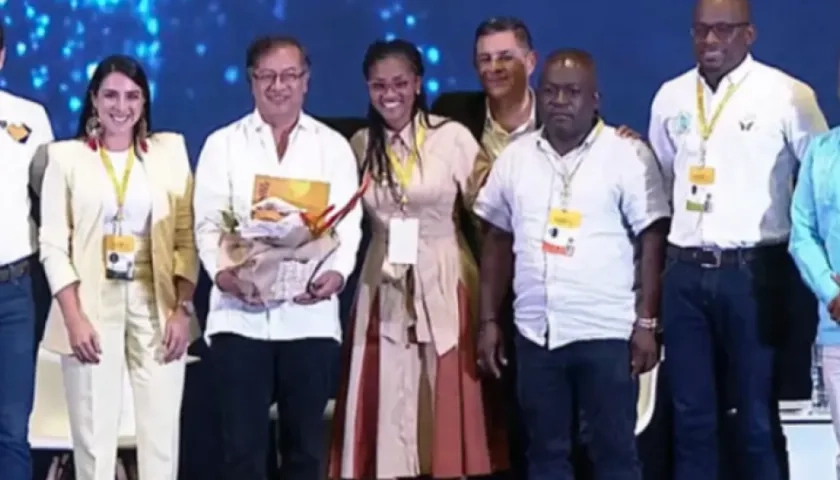 El presidente Gustavo Petro, con algunos de los alcaldes del Pacífico.