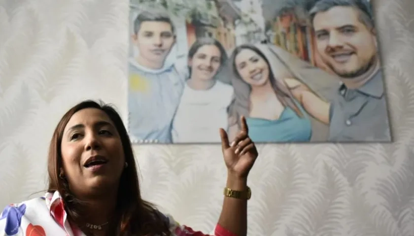 Kelly Rodríguez Alemán perdió a su esposo Jair José Gutiérrrez. Al fondo un cuadro en homenaje a la familia Gutiérrez-Rodríguez.