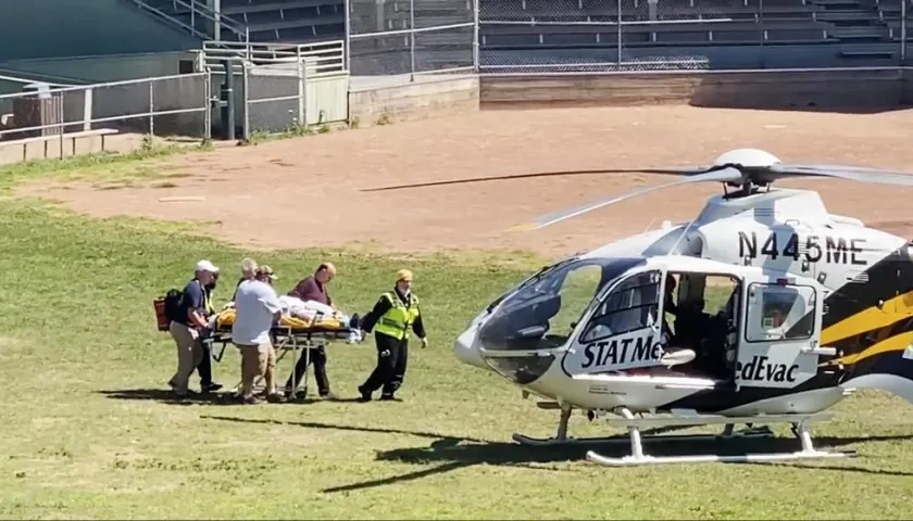 El escritor Salman Rushdie cuando era trasladado en helicóptero a una clínica en Nueva York.