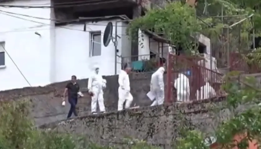 Autoridades suben a la vivienda en la que se produjo el primer ataque a bala.