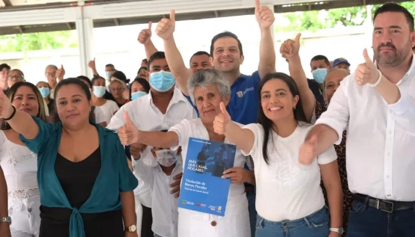 Entrega de títulos en Usiacurí.