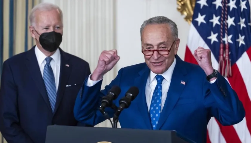 El líder de la mayoría del Senado de EE.UU., Chuck Schumer, y el Presidente Joe Biden.
