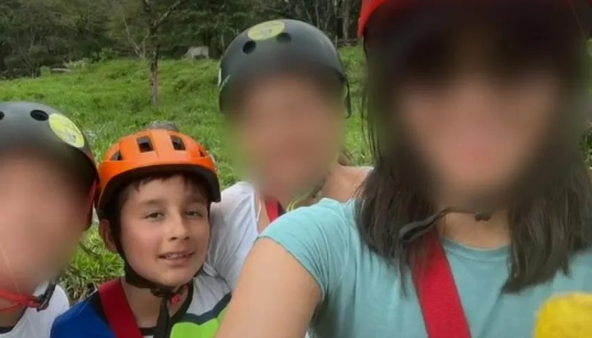 En esta foto aparece José Alejandro Cárdenas junto a su familia el domingo antes de la tragedia.