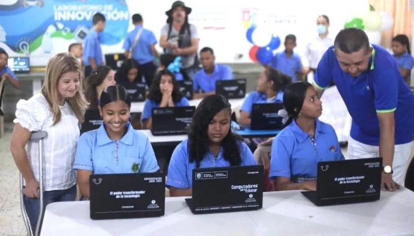 La Gobernadora Elsa Noguera acompañando a los estudiantes con los nuevos computadores.