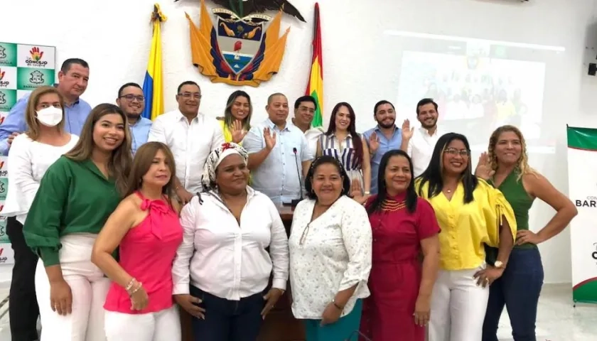 Un grupo de concejales con lideresas invitadas al acto.