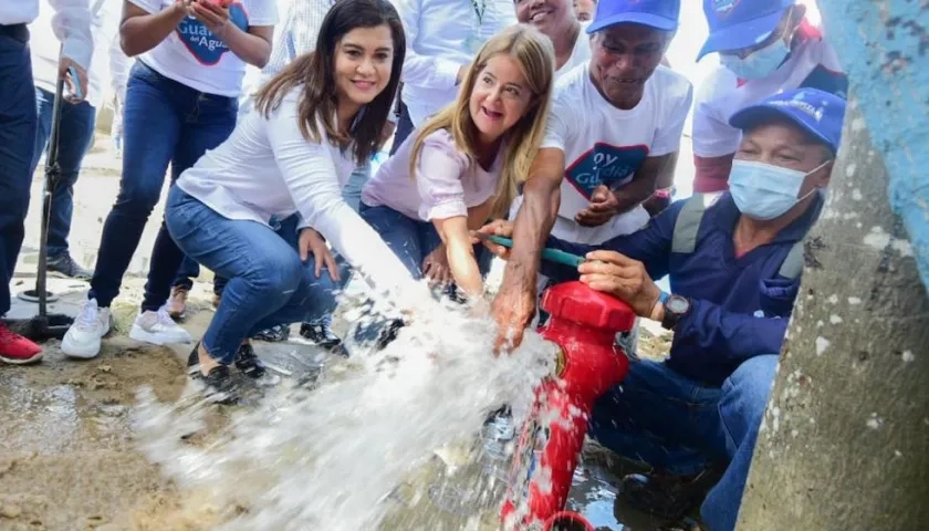 La Gobernadora Elsa Noguera poniendo en marcha el servicio de acueducto.